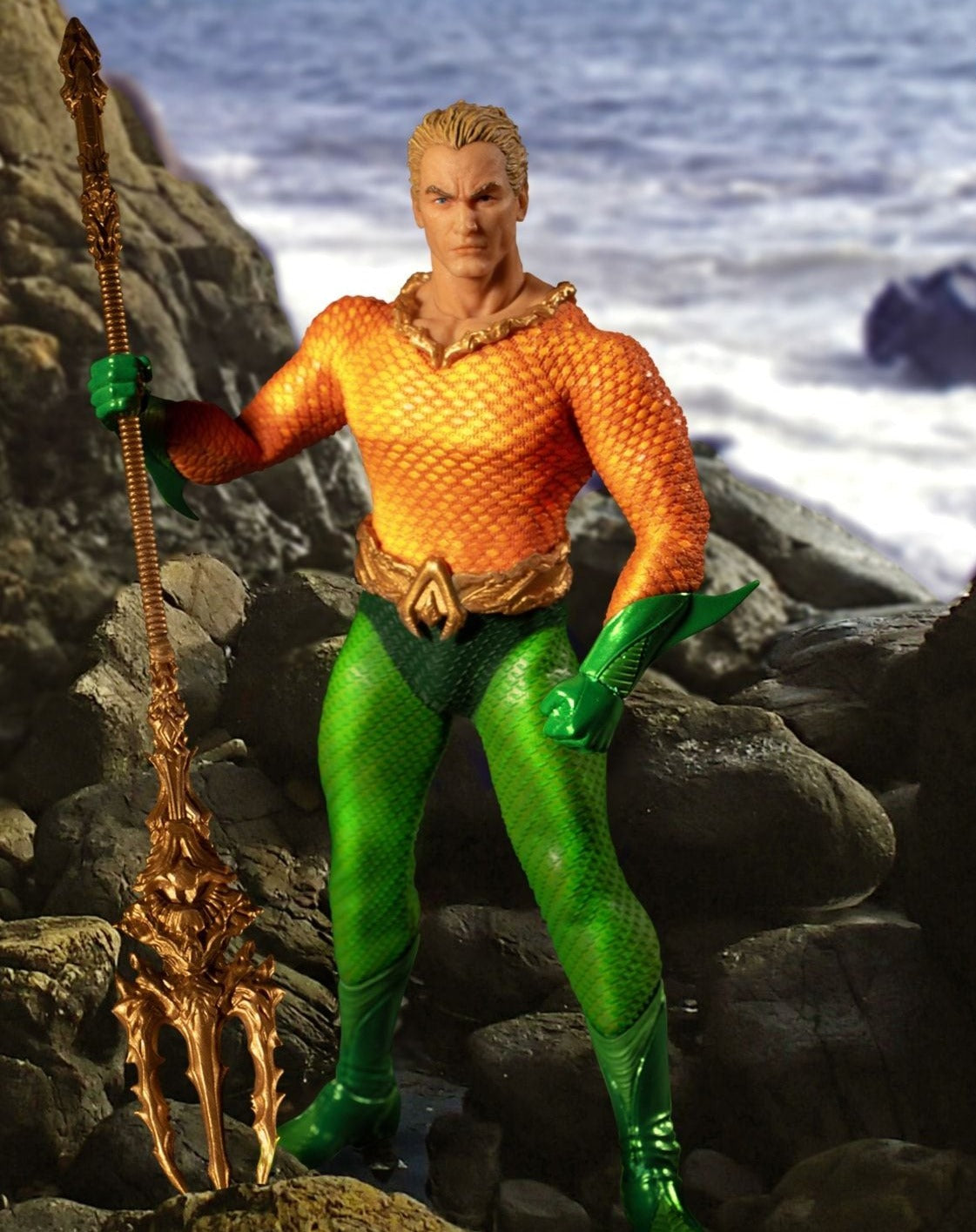 Mezco Toys One:12 Collective: Classic Aquaman Action Figure 2