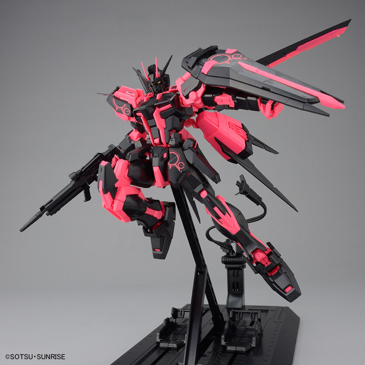 Gundam 1/100 MG Aile Strike Gundam Ver. RM (Recirculation Color / Neon Pink) Model Kit Exclusive