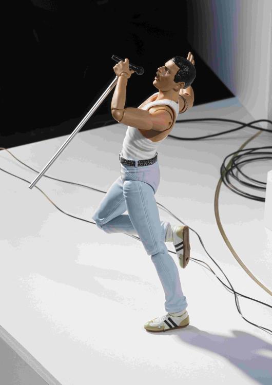 S.H. Figuarts Queen (Live Aid Ver.) Freddie Mercury Action Figure 2
