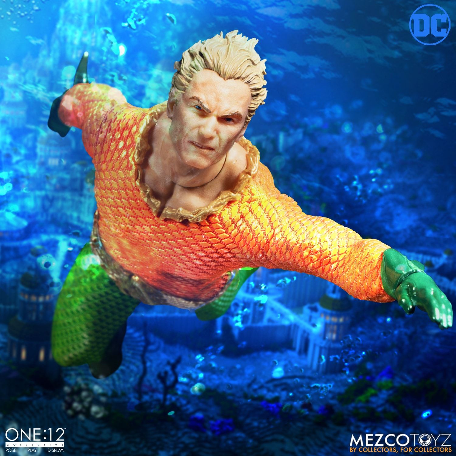 Mezco Toys One:12 Collective: Classic Aquaman Action Figure 3