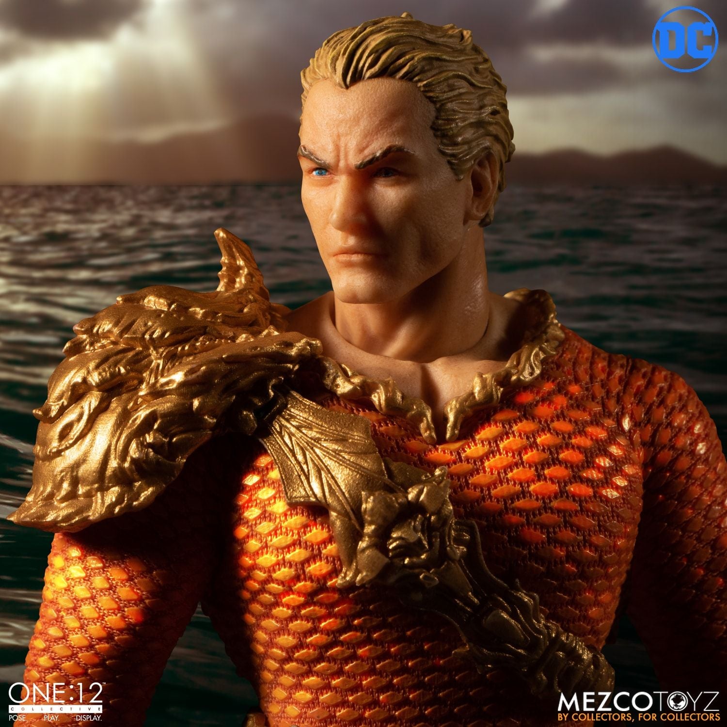 Mezco Toys One:12 Collective: Classic Aquaman Action Figure 6